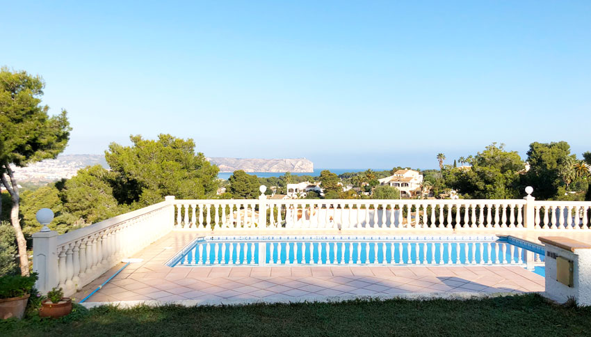 4 bedroom villa in Javea with pool and splash pool, fantastic views, table tennis and 2 doubles and 2 twins
